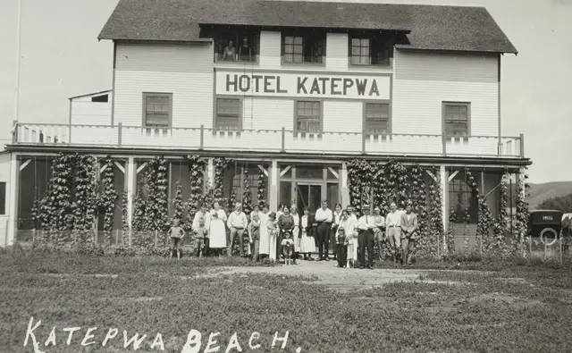 Hotel Katepwa with group out front